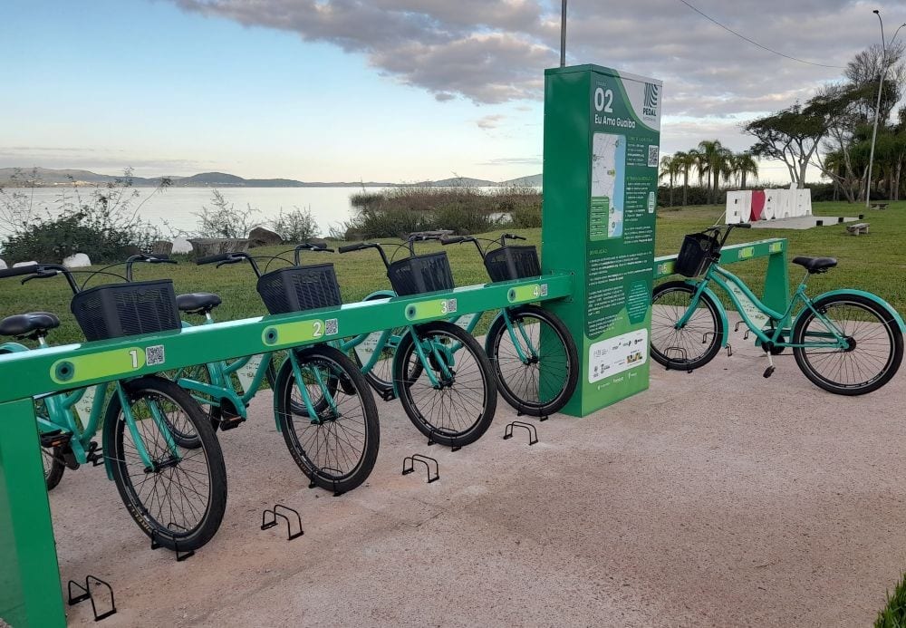 Estação 02 do Pedal Sustentável, em Guaíba, com bicicletas acopladas na doca